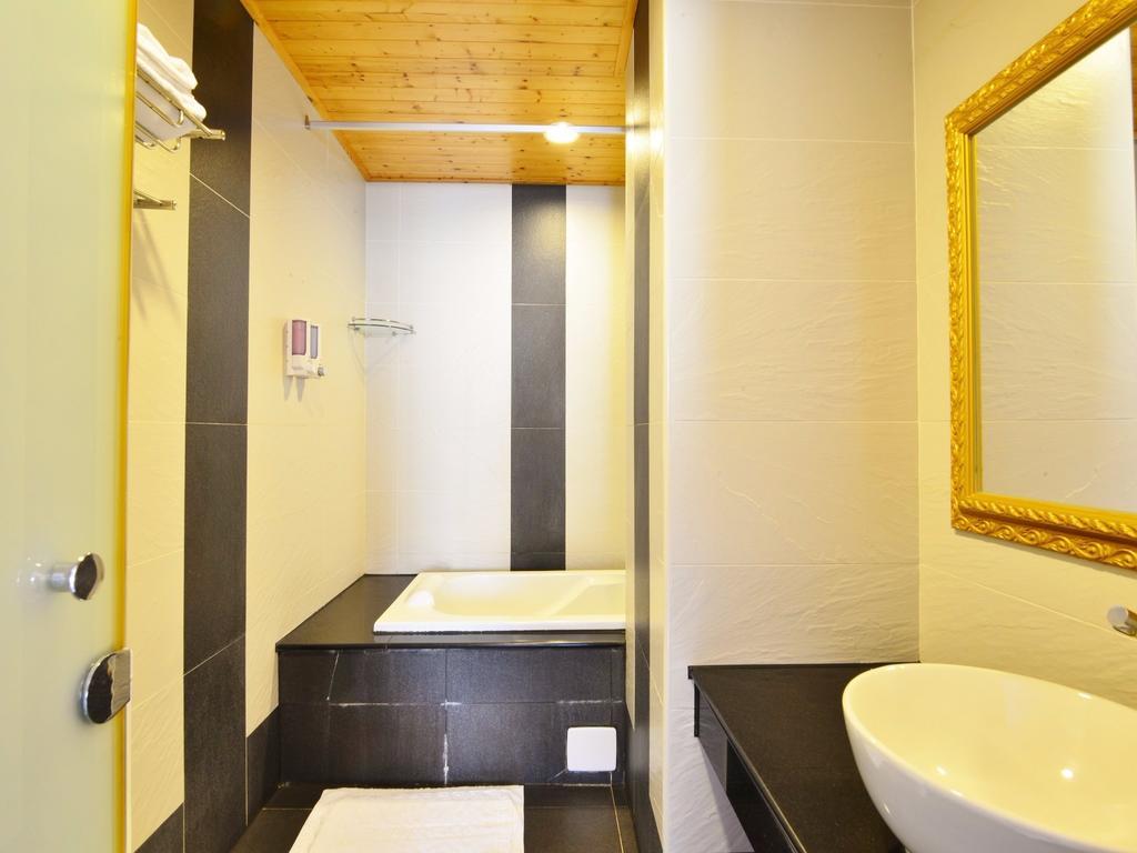 Tranquil Sea Vacation Hotel Kenting Esterno foto